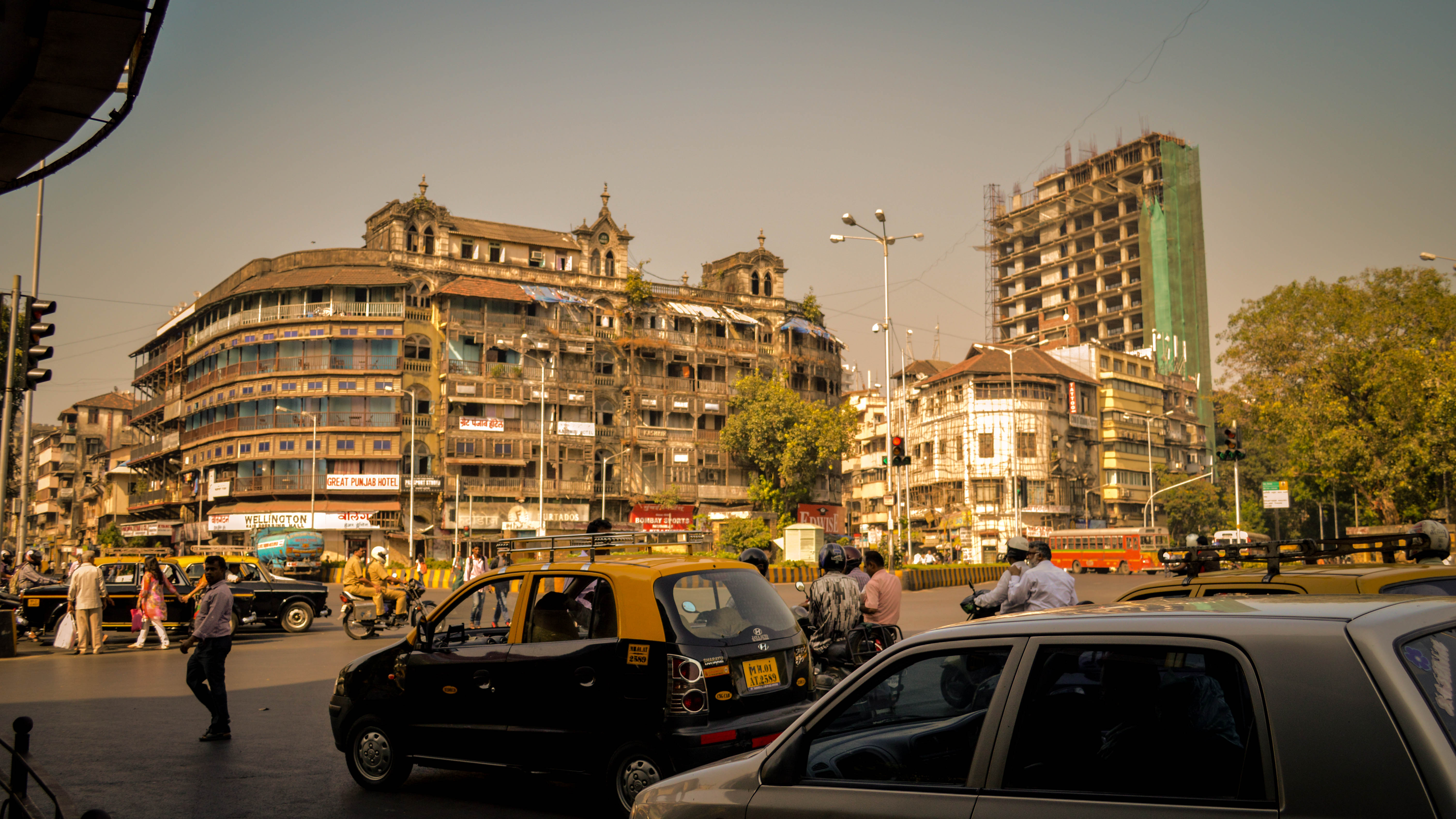 chawl-on-busy-crossing